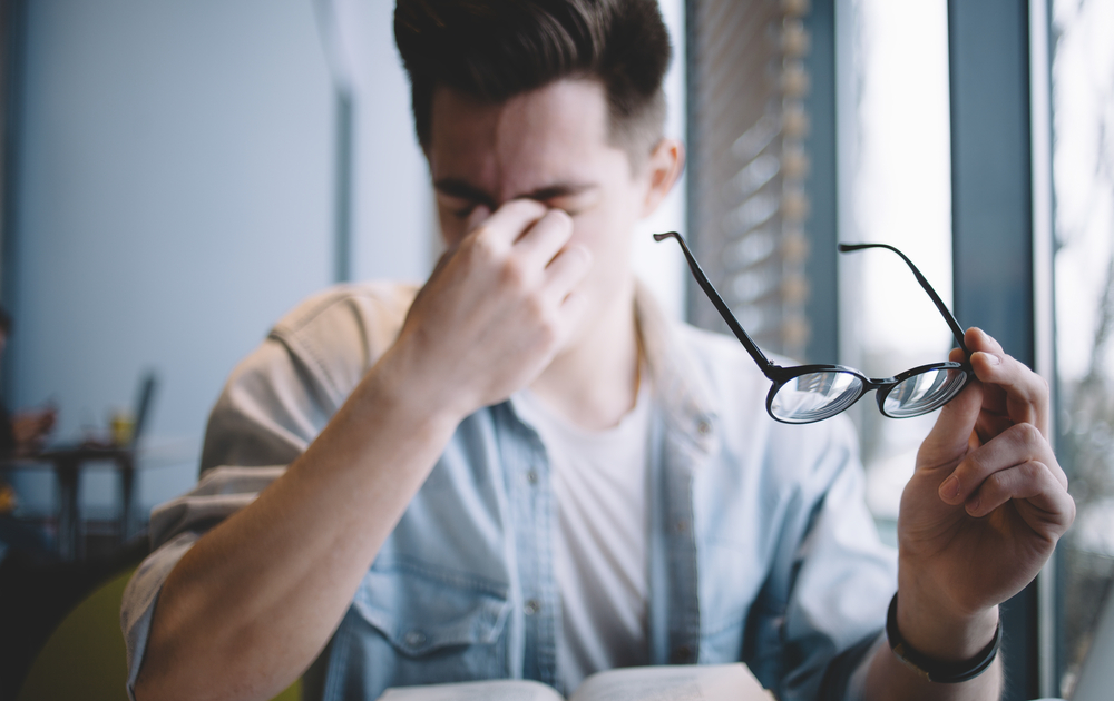 近視を矯正しすぎている 度数が強すぎる 眼鏡は目が疲れるうえに近くも見づらくなります ミルヒト